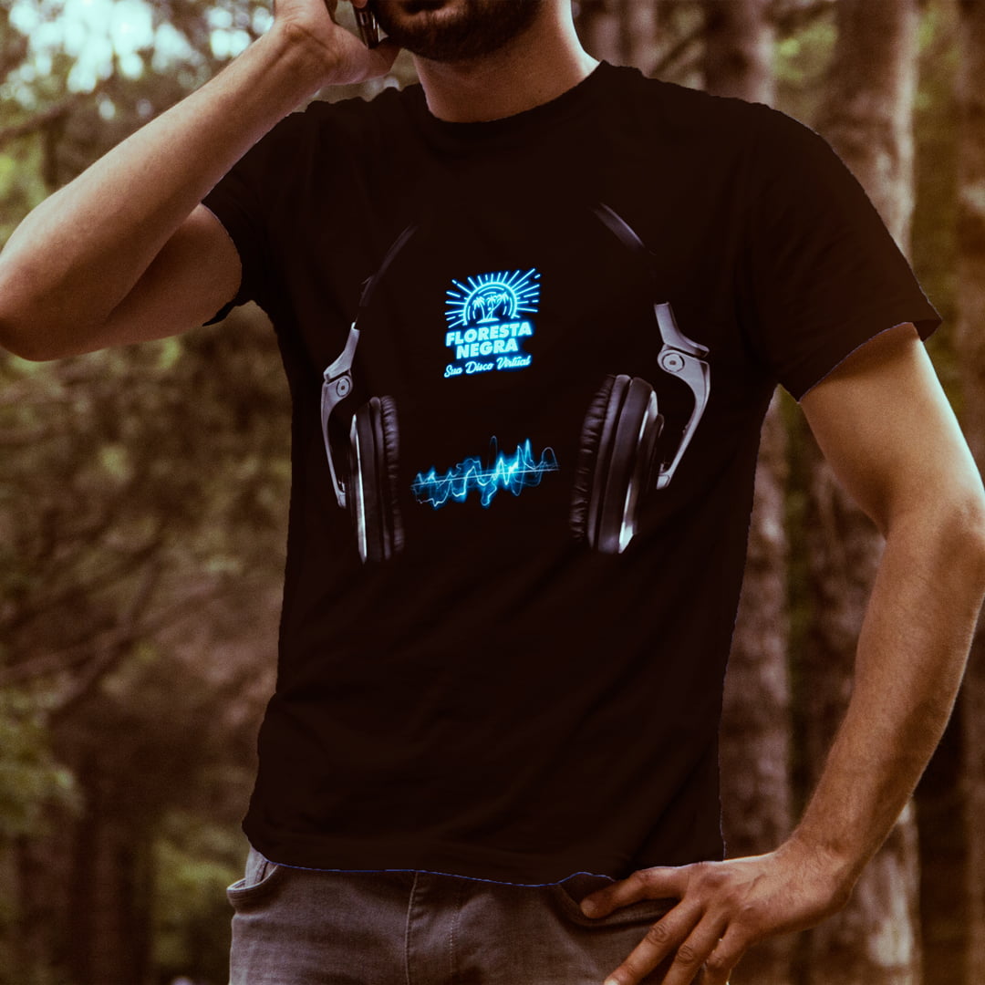 Camiseta T-SHIRT Phone Music da Marca Floresta Negra Disco Virtual Cor Preta